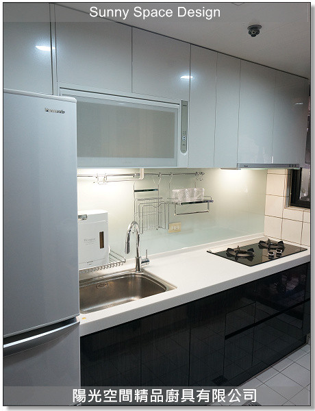 新店安民街一字型廚具上白下深木紋設計