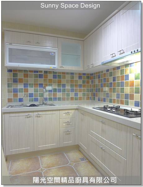 高壓成型鄉村風門板與馬賽克磚細節