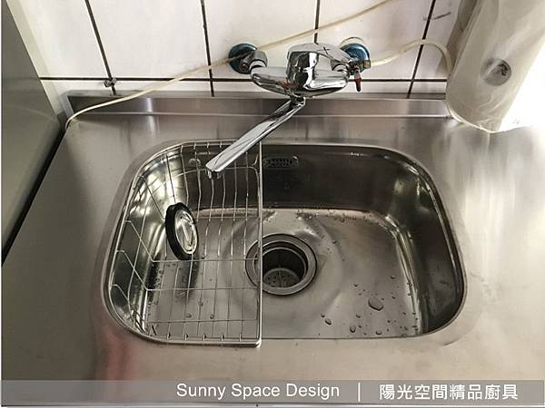 粉嫩水晶門板與不鏽鋼下櫃質感