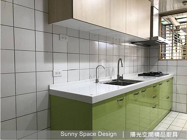 一字形跳色廚房完工全景