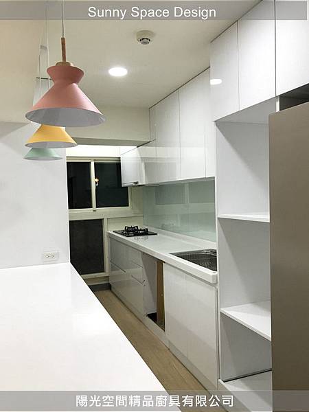 台北建國南路二字形廚房與中島全景