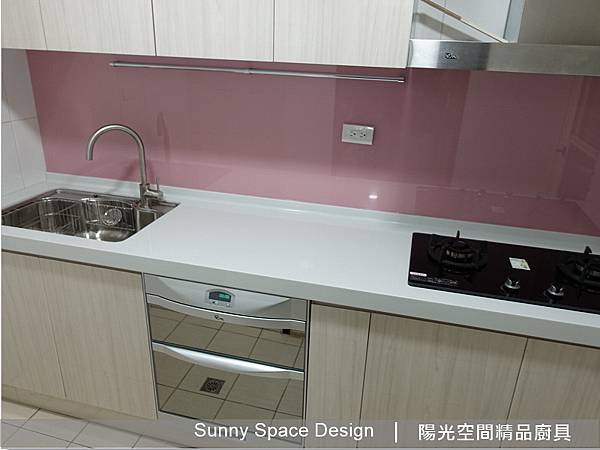 粉紅色烤漆玻璃與吊桿開孔細節