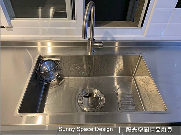 廚房整體動線與光影氛圍