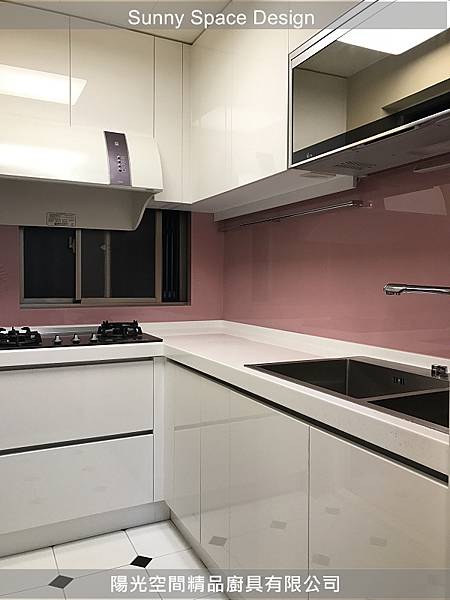 廚房整體動線與光線展示
