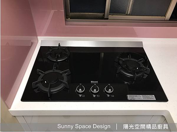 完工後明亮溫馨的廚房氛圍