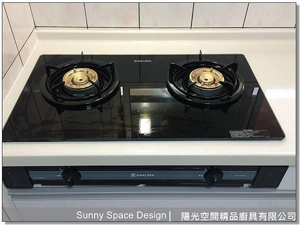 完工後明亮乾淨的L型廚房