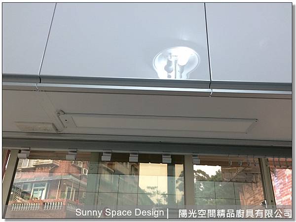 白色結晶鋼烤門板與樂天石檯面質感