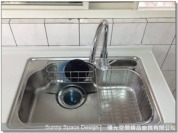 上櫃底端加裝照明與插座