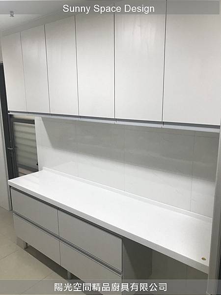 右側垃圾桶簍空區設計