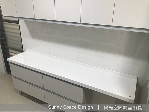 上櫃底端插座細節