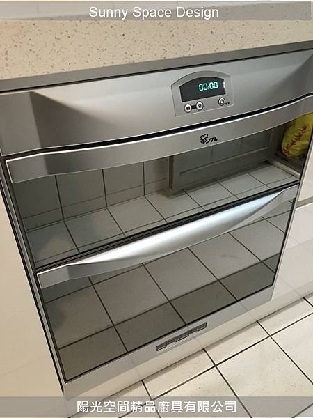 寬敞備料檯面與水槽配置