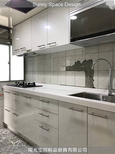 門板把手 白色水晶門板與銀色把手細節