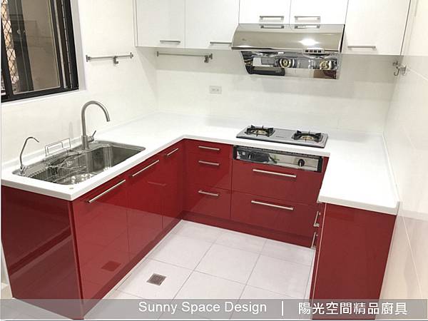 右側加淺櫃體與吧檯平台設計