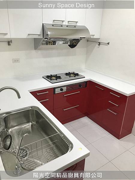 桃園愛三街白與酒紅ㄇ字型廚具全景