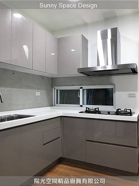 寬敞的L型料理備餐區