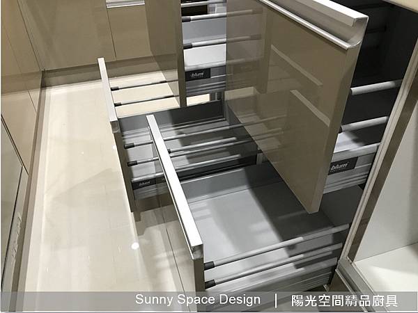 G型鋁把手與霧咖色門板質感