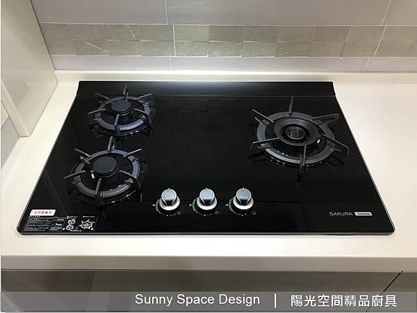 假門包樑設計讓吊櫃線條齊平