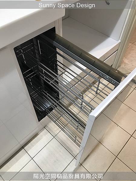 瓦斯爐下大拉籃收納展示