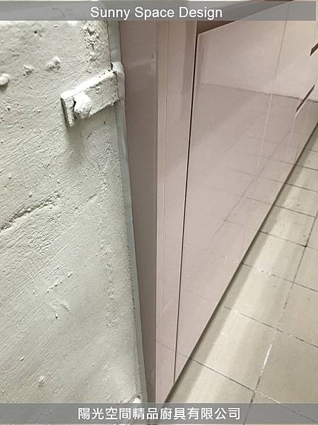 完工氛圍 柔和光線下的廚房一隅