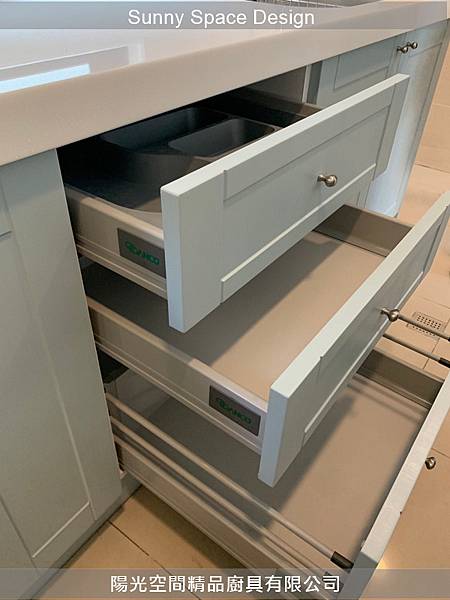 白色面板櫻花瓦斯爐與蒂芬尼藍門板搭配