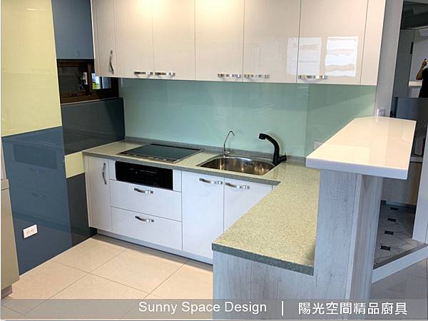 莫蘭迪色系L型廚具與斜角吧檯完工照