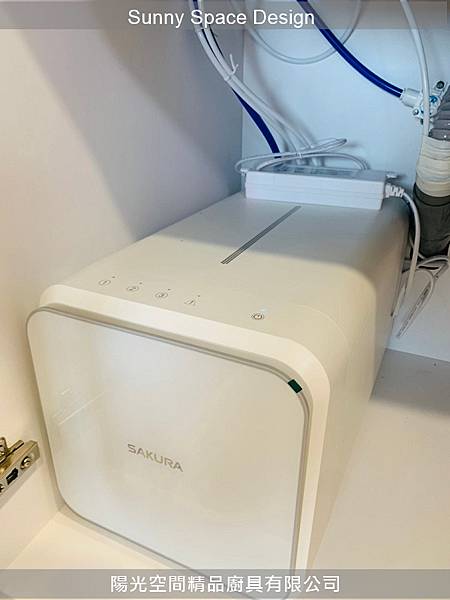 斜角吊櫃內部收納空間