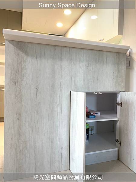 廚房整體光線與色調呈現