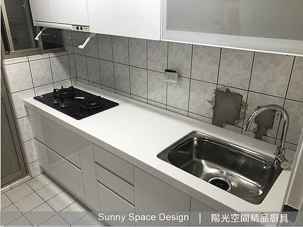 檯面與門板質感 樂天石檯面與水晶門板細節