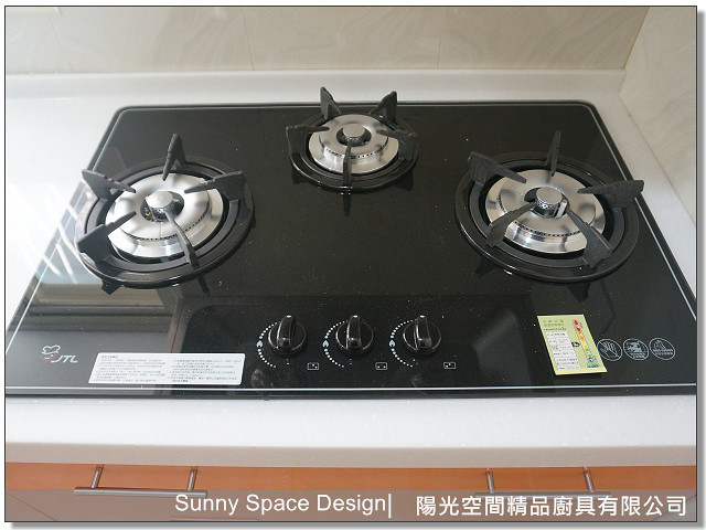 大橘色結晶鋼烤門板質感與把手