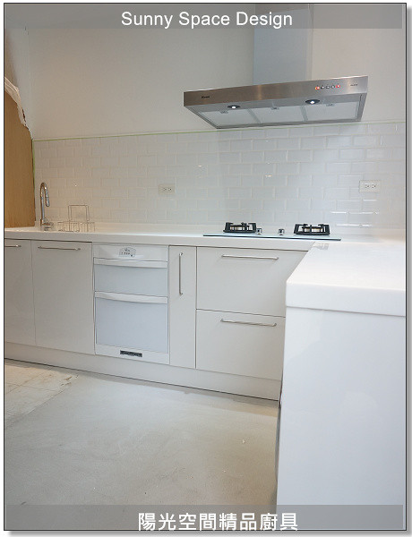 白色水槽與龍頭配置