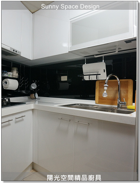 五股畸零空間廚具白檯面與黑玻背板