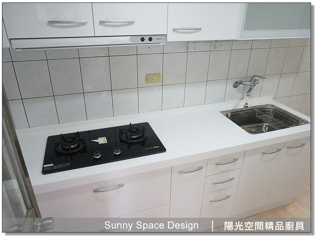 基隆麥金路白色結晶鋼烤廚房正面視角