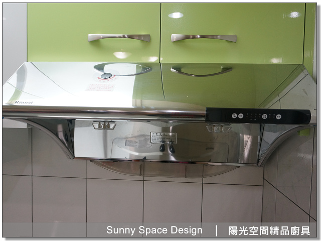 屋主自備烘碗機與基本水槽配置