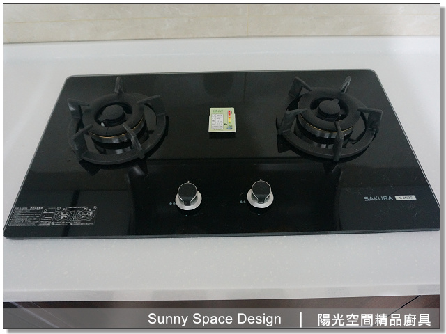 廚房整體動線與光影