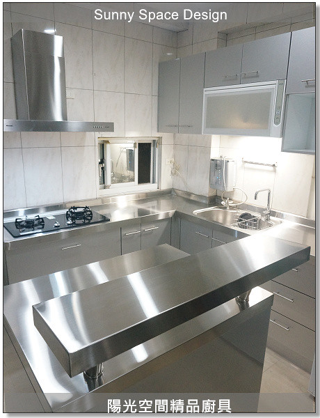 不鏽鋼檯面與銀色水晶門板搭配