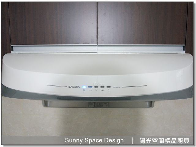 深木紋門板與隱藏式把手質感