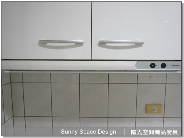 白色廚具上櫃更新與天然瓦斯管補板細節
