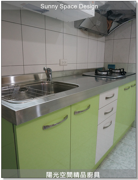 白綠配色水晶門板與不鏽鋼檯面搭配