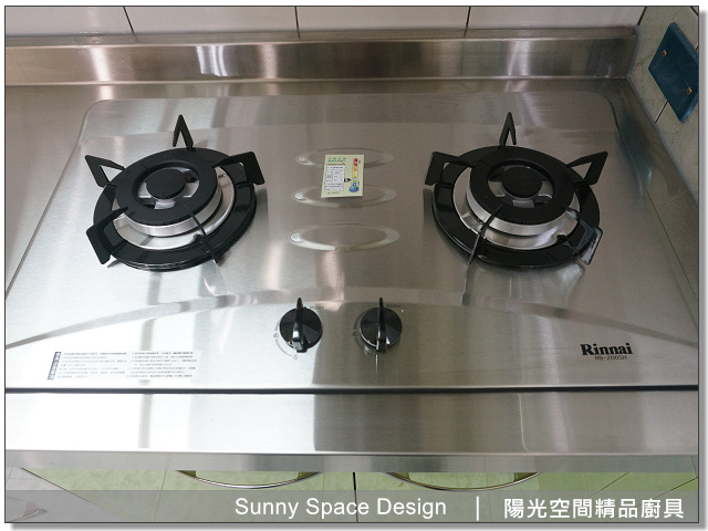 一字型廚具完整配置與收納展示