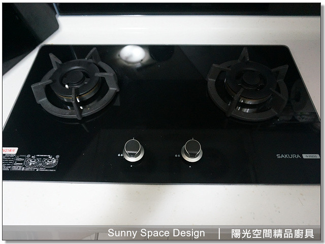 櫻花瓦斯爐與黑色烤漆玻璃搭配