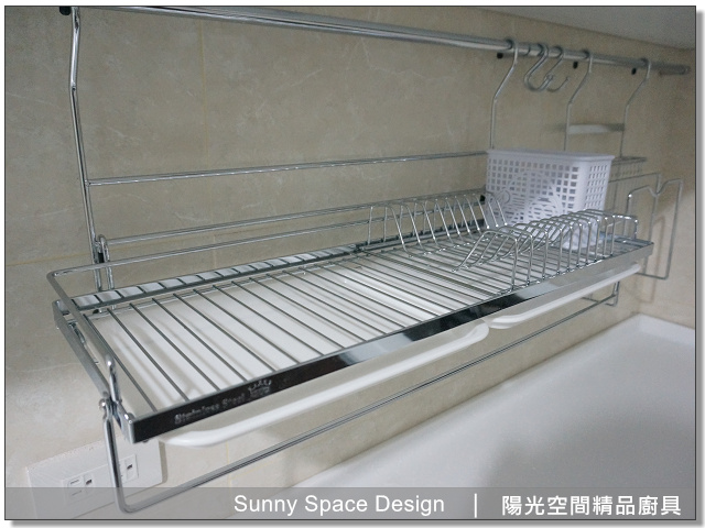 牆面五金掛架與收納配置