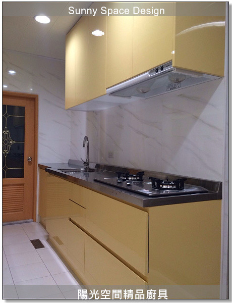 板橋｜結晶鋼烤一字型廚房｜不鏽鋼檯面缺角特寫