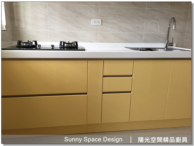 板橋信義路暖黃色一字型廚具全景