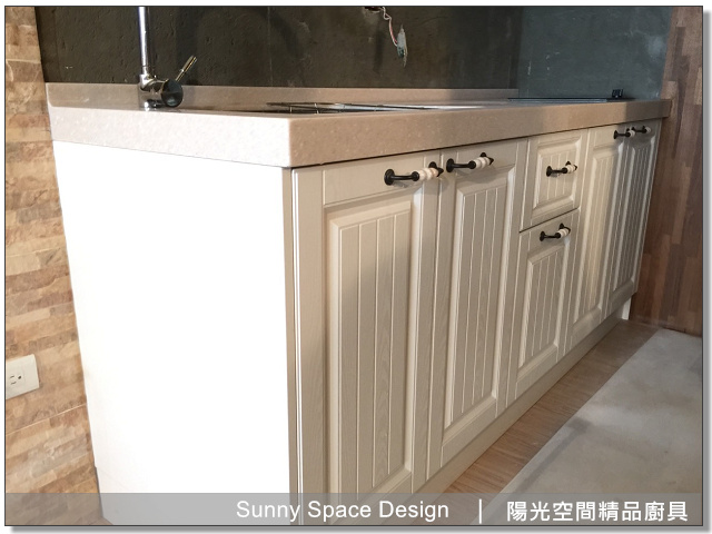 美式鄉村門板直條紋與復古把手細節