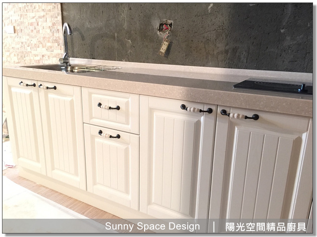 永和文化石牆面與奶油色檯面搭配