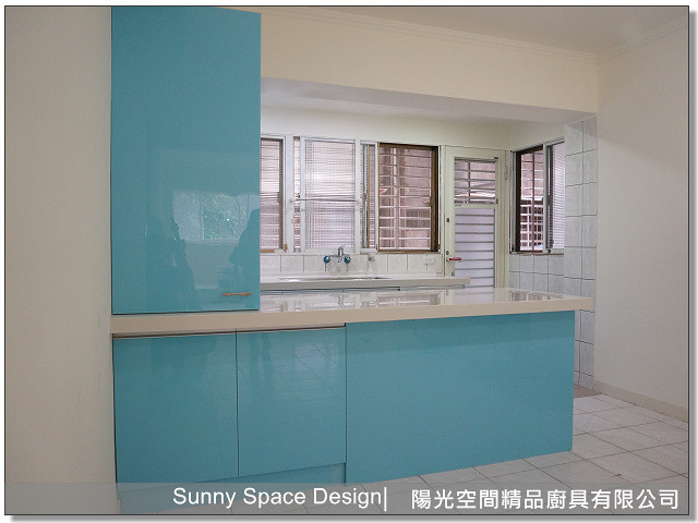 中島吧台與轉角收納櫃配置