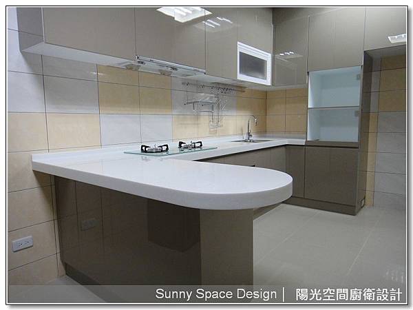 雙面收納吧檯與修圓設計