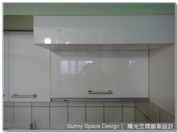 上掀式機罩門板開啟示意