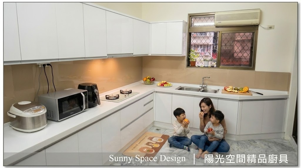 板橋吳鳳路大型L型純白廚具 × 斜角櫃設計 × 韓國人造石檯面｜陽光空間精品廚具