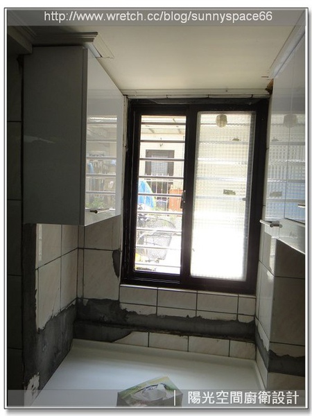 完工後俐落現代的黑白廚房